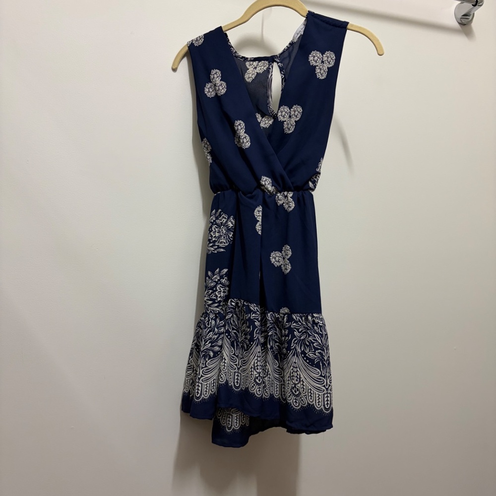 💙🤍 Navy Floral Sleeveless Dress – Flowy & Feminine (Size Small) 🤍💙